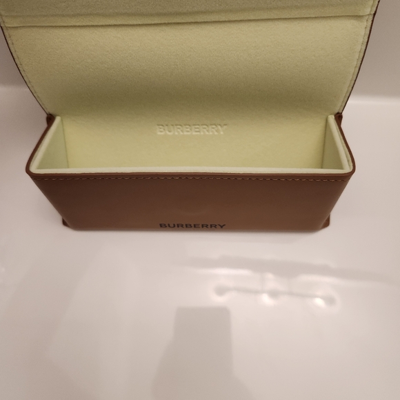 Burberry Sunglasses Case 👓 - Picture 4 of 9